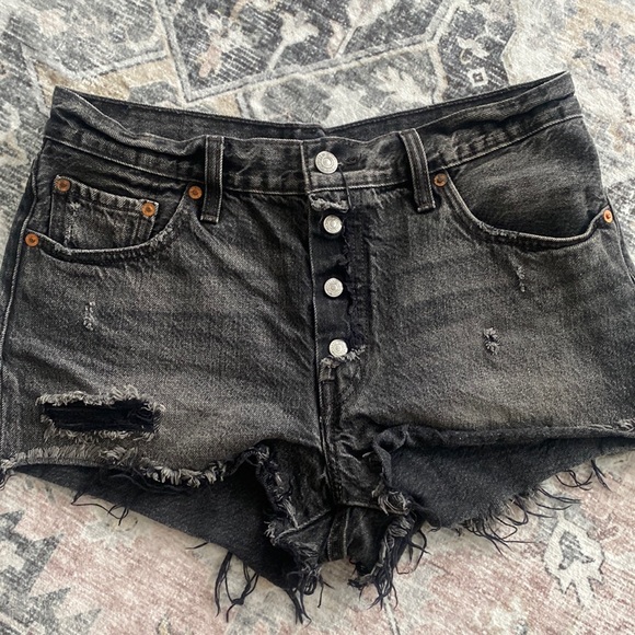Black distressed Levi shorts style 501 - Picture 1 of 3